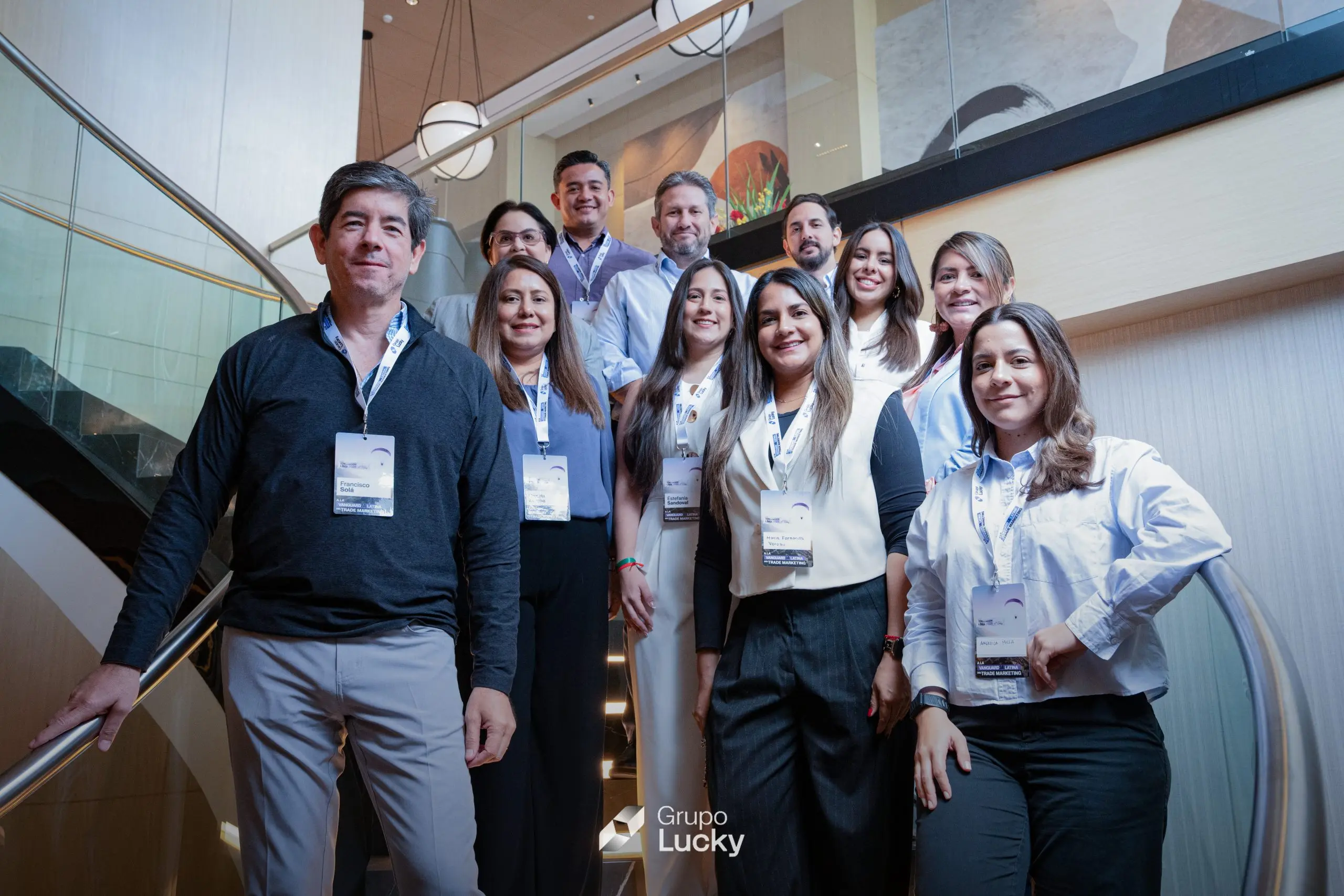 Equipo de Grupo Lucky Ecuador durante una jornada corporativa